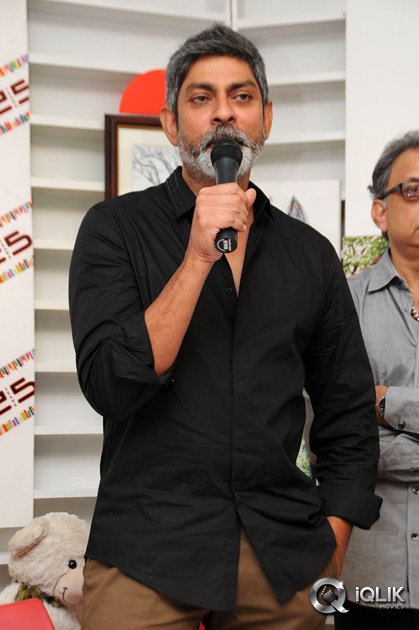 Celebs-at-Walden-25-Years-Press-Meet